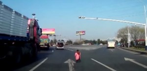 Su hijo se cayó del carro andando, y no se dio cuenta (VIDEO)