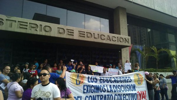 Docentes protestan en el Ministerio de Educación
