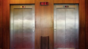 Mujer china fallece en un ascensor donde quedó encerrada más de un mes