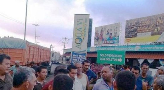 En Puerto La Cruz, transportistas protestan en apoyo a trabajadores de Conferry (Fotos)