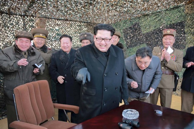 Imagen de archivo del líder norcoreano, Kim Jong Un (al centro), sonriendo mientras lidera la prueba de un nuevo sistema de lanzamiento de misiles múltiple en esta imagen sin fecha distribuida por la agencia oficial de noticias KCNA en Pyongyang. 4 de marzo, 2016. El líder de Corea del Norte, Kim Jong Un, dijo que el país miniaturizó ojivas nucleares para montarlas en misiles balísticos, informó el miércoles la agencia de noticias oficial norcoreana KCNA. REUTERS/KCNA ATENCIÓN EDITORES - ESTA IMAGEN FUE BRINDADA POR UNA TERCERA PARTE. REUTERS NO PUDO VERIFICAR DE MANERA INDEPENDIENTE LA AUTENTICIDAD, CONTENIDO, UBICACIÓN O FECHA DE ESTA IMAGEN. SÓLO DISPONIBLE PARA USO EDITORIAL. NO DISPONIBLE PARA LA VENTA PARA CAMPAÑAS DE MÁRKETING NI PUBLICIDAD. ESTA IMAGEN ES DISTRIBUIDA EXACTAMENTE COMO FUE RECIBIDA POR REUTERS, COMO UN SERVICIO A NUESTROS CLIENTES. NO DISPONIBLE PARA VENTAS DE TERCERAS PARTES. EXCLUIDA DE COREA DEL SUR. NO DISPONIBLE PARA VENTAS COMERCIALES O EDITORIALES EN COREA DEL SUR.