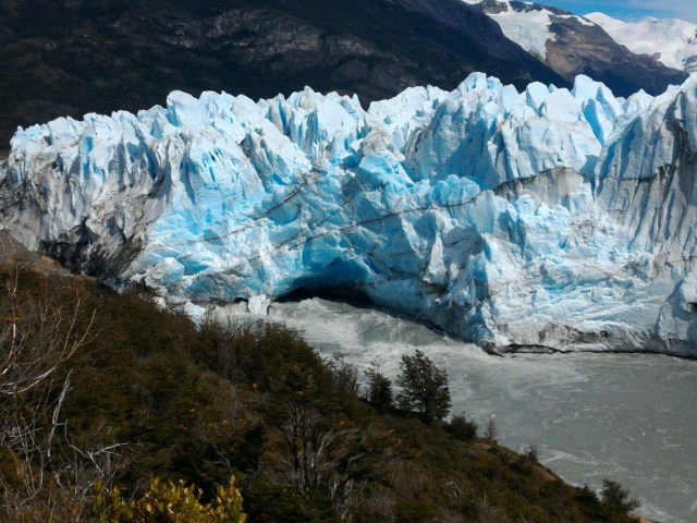 URU10. PERITO MORENO (ARGENTINA), 08/03/2016.- Vista del glaciar Perito Moreno, situado en el sur de Argentina, hoy, martes 8 de marzo de 2016. El enorme glaciar comenzó hoy el proceso hacia su cíclica ruptura, un espectáculo basado en el desmoronamiento de grandes masas de hielo que aglutina a miles de turistas y que no se producía desde 2012. El fenómeno es provocado por el desprendimiento de enormes bloques de hielo por la presión que las aguas del lago Argentino ejercen sobre un dique natural que el Perito Moreno, conocido como el "gigante blanco", va conformando en su lento avance sobre la costa rocosa. EFE/Secretaría de Turismo de Calafate/SOLO USO EDITORIAL/NO VENTAS
