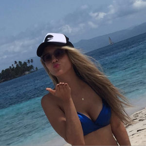 ¡Divina! Esta modelo venezolana se quitó el bikini y mostró sus “cocos” en paradisíaca playa