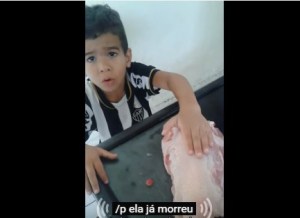 “¡Déjalo en paz!”: niño le ruega a su madre que no cocine un pollo y… se vuelve viral