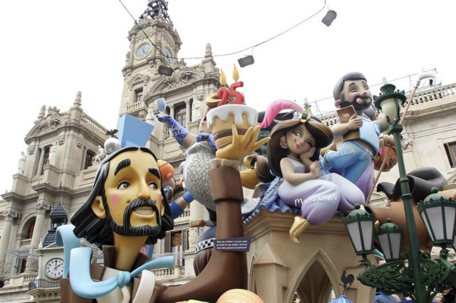 La plantà de las fallas infantiles enciende la mecha para el inicio de cinco jornadas frenéticas de Fallas. En la imagen, la falla infantil de la Plaza del Ayuntamiento. EFE/ Virginia Jareño