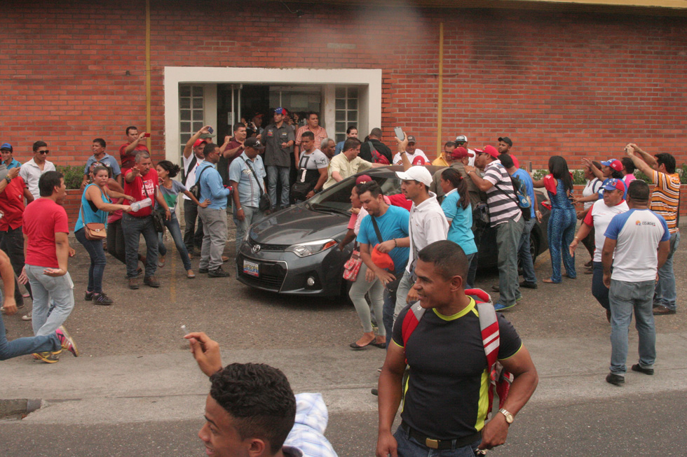 Hordas oficialistas atentan contra diputado Ismael García en Cojedes (FOTOS)