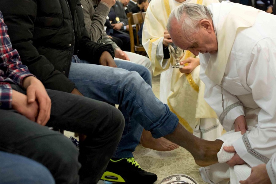 El Papa lavará los pies a doce refugiados durante la misa de Jueves Santo