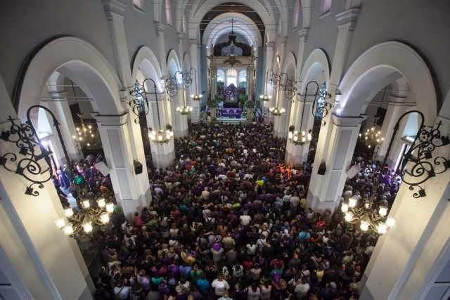 CAR03. CARACAS (VENEZUELA) 23/03/2016.- Docenas de personas asisten a la misa del Nazareno de San Pablo durante la celebración del Miércoles Santo de la Semana Santa hoy, miércoles 23 de marzo de 2016, en la basílica Santa Teresa en la ciudad de Caracas (Venezuela). EFE/MIGUEL GUTIÉRREZ