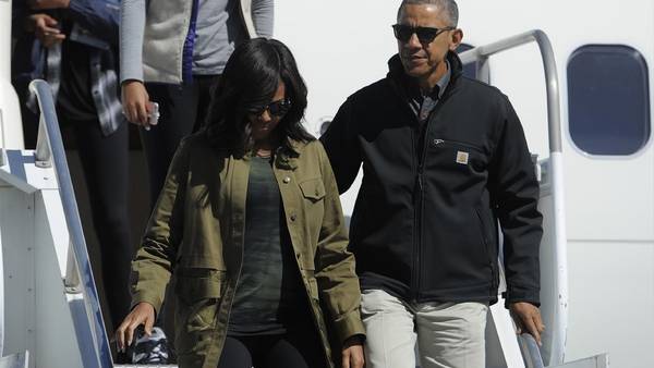 Barack Obama y su esposa Michelle bajan del avión al llegar a Bariloche. (Gustavo Garello / Enviado Especial)