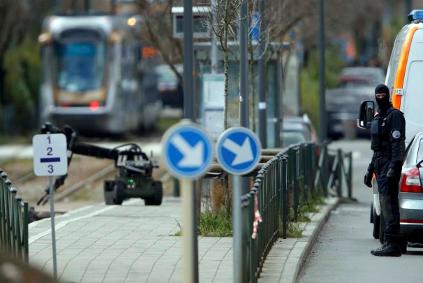 Police use a robotic device as they take part in a search in the Brussels borough of Schaerbeek following Tuesday's bombings in Brussels, Belgium, March 24, 2016.    REUTERS/Christian Hartmann