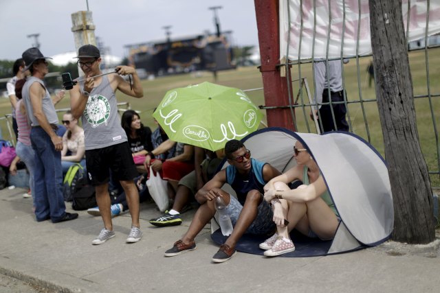 Fans wait outside Ciudad Deportiva de la Habana sports complex where the Rolling Stones' free outdoor concert will take place today in Havana, March 25, 2016. REUTERS/Ueslei Marcelino