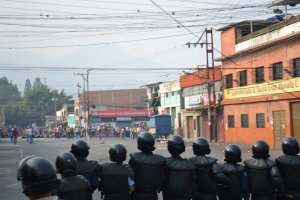 Protestas en San Cristóbal por aumento del pasaje