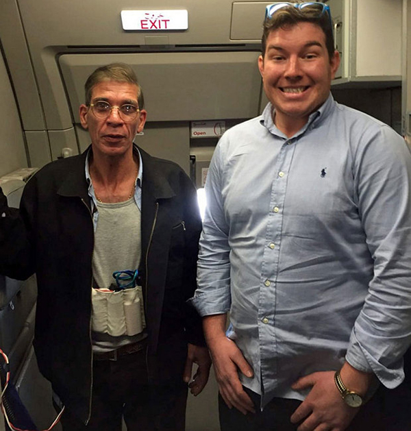 FOTO: Rehén británico se tomó un selfie sonriente con secuestrador del vuelo de EgyptAir