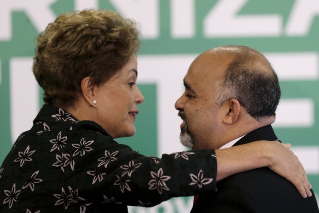 La presidenta brasileña Dilma Rousseff saluda al ministro de Deportes George Hilton en al Palacio de Planalto en Brasilia. Foto: REUTERS