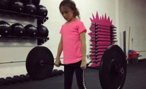 Esta niña de nueve años sorprende por sus marcados músculos (FOTOS)