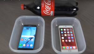 ¿Qué pasa cuando sumerges un Galaxy y un iPhone en Coca Cola? (Video)
