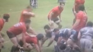 Una salvaje patada en la cabeza a un jugador conmociona al rugby (video)