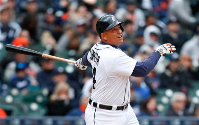 El jugador de los Tigres, Miguel Cabrera, batea un jonrón contra los Yanquis el viernes, 8 de abril de 2016, en Detroit. (AP Photo/Paul Sancya)