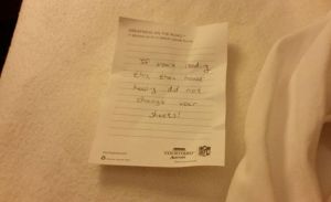 La repugnante nota que un huésped encontró en la cama de un hotel