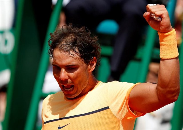 El tenista español Rafael Nadal celebra tras ganar al suizo Stan Wawrinka en su partido de cuartos de final del torneo Masters 1000 de Montecarlo disputado en la localidad de Roquebrune Cap Martin, Francia. EFE