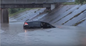 Reportero cubría inundaciones y le salvó la vida a un conductor