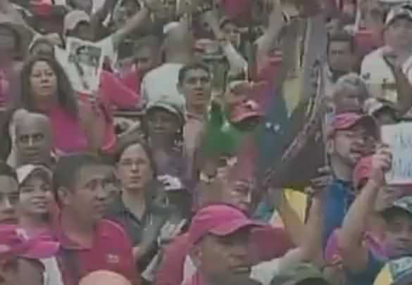 Chavistas le cantan a Maduro en plena cadena: “Y va a caer… este gobierno va a caer” (VIDEO)