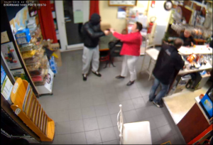 ¡Increíble! Un ladrón entra a robar a punta de pistola y una mujer lo saca de su tienda a manotazos (Fotos)