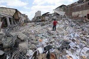 A un mes del terremoto en Ecuador, la tragedia se enfrenta con fe y coraje