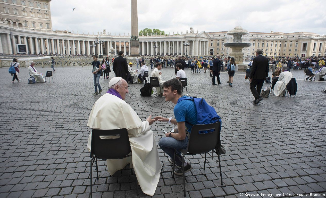 Papa Francisco confesó a adolescentes en la Plaza de San Pedro