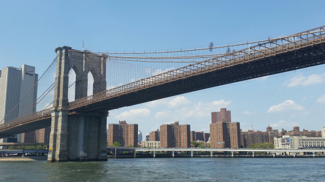 Un hombre salta del puente de Brooklyn de Nueva York y sobrevive