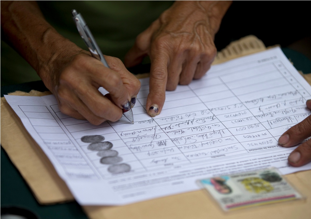 Esto es lo que debes hacer para verificar tu firma en las planillas del revocatorio