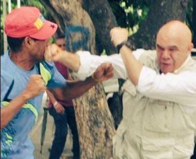 “¡Métele plomo!”, el video de la agresión a Chuo Torrealba que da la vuelta al mundo