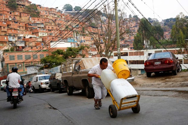 Los caraqueños sufren del racionamiento casi todo el año (foto archivo Reuters)