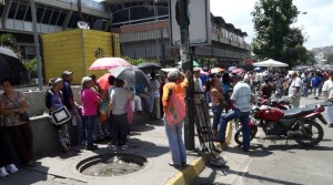 Venezolanos en las colas: Antes de ayudar a otros países hay que llenar los anaqueles de aquí