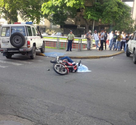 Asesinaron a motorizado en plena avenida Libertador (Fotos)