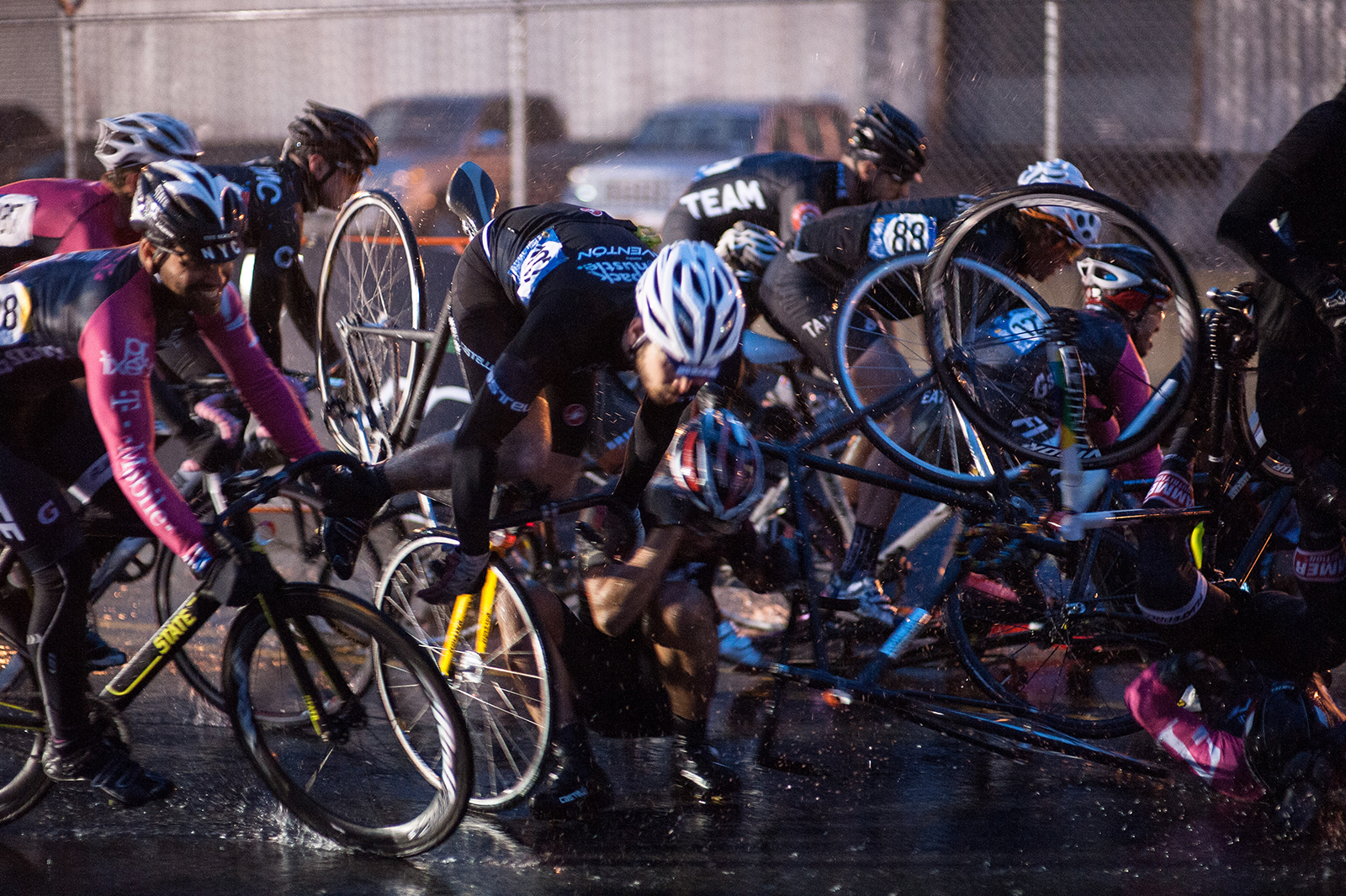 ¡Tremendo mamonazo! Motorizado choca con un grupo de ciclistas de la Red Hook Crit 2016 (Foto)