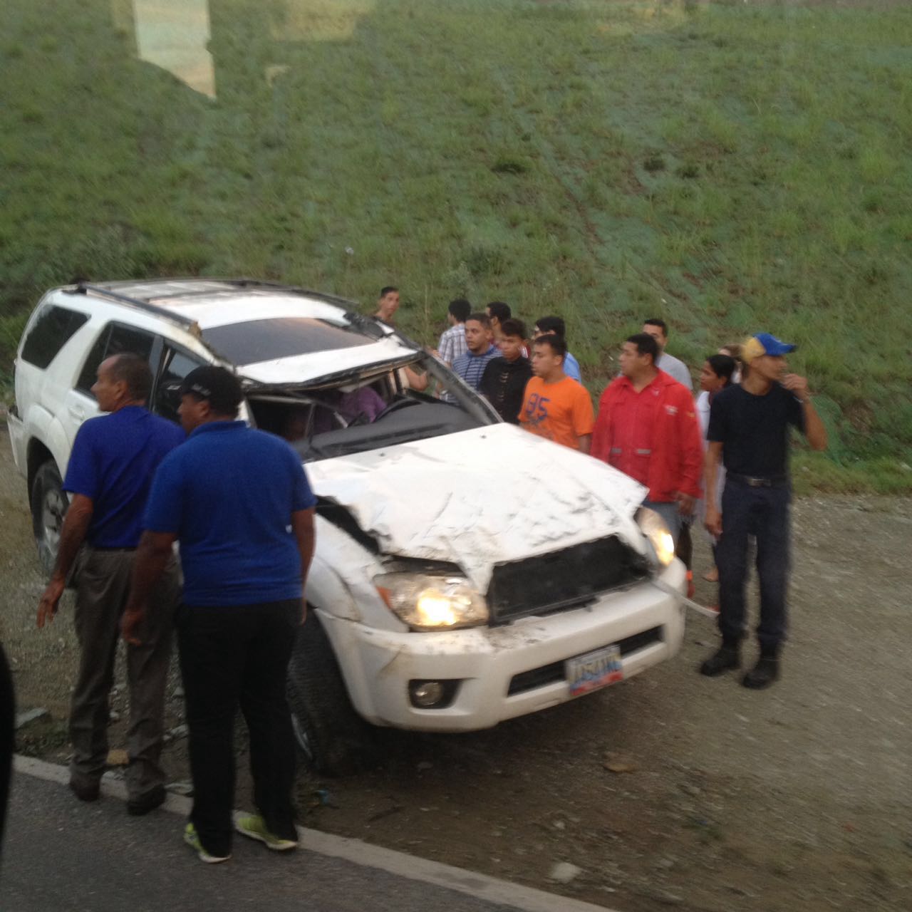 Accidente en la Caracas- La Guaira tras colisión entre una camioneta y un autobús