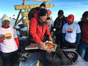 Pizza Hut entrega pizza en la cima del monte Kilimanjaro (Foto)