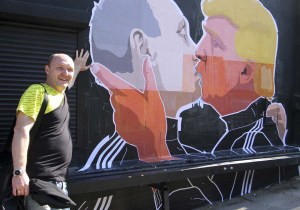 El beso entre Trump y Putin ilustra el temor de los lituanos (fotos)