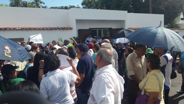 Protesta de docentes en el Zulia frente a residencia del Gobernador