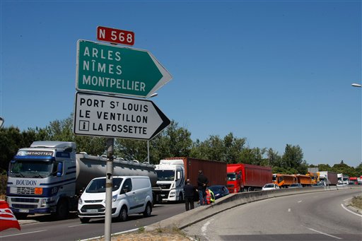 Camioneros en huelga bloquean el acceso a Fos-sur-Mer, en el sur de Francia, el martes 17 de mayo de 2016. Camioneros bloquearon carreteras en toda Francia el martes para protestar contra el aumento de la jornada laboral contemplado en la nueva ley que prepara el gobierno y que el presidente del país, François Hollande, dice que no abandonará. (Foto AP/Claude Paris)