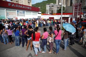 Escasez y altos precios de comida, pañales y medicinas: La complicada tarea de criar a un bebé en Venezuela
