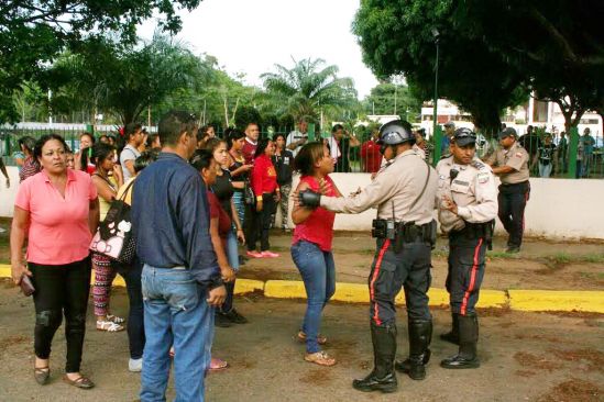 Bandas se enfrentan a tiros y con granada en comisaría de Guaiparo en San Félix