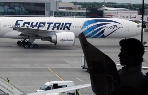 Policía egipcia recibe trozos del avión de Egyptair hallados en costa israelí