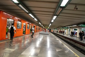 Mujer valiente golpea y humilla a su acosador en una estación de metro