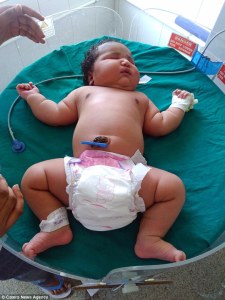Nace en India una bebé de casi siete kilos (Fotos y Video)