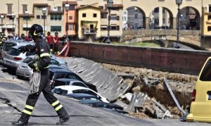 Se hunde una calle en Florencia y se traga más de 20 carros (fotos)