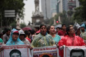 Padres de 43 desaparecidos protestan ante embajadas en México