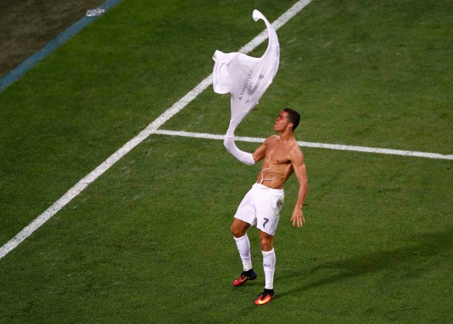 Football Soccer - Real Madrid v Atletico Madrid - UEFA Champions League Final - San Siro Stadium, Milan, Italy - 28/5/16 Real Madrid's Cristiano Ronaldo celebrates after scoring penalty goal. REUTERS/Tony Gentile TPX IMAGES OF THE DAY