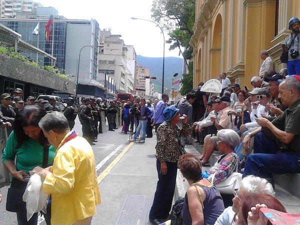 Marcha de los Bastones: GNB impide manifestación de la tercera edad (Fotos + Video)